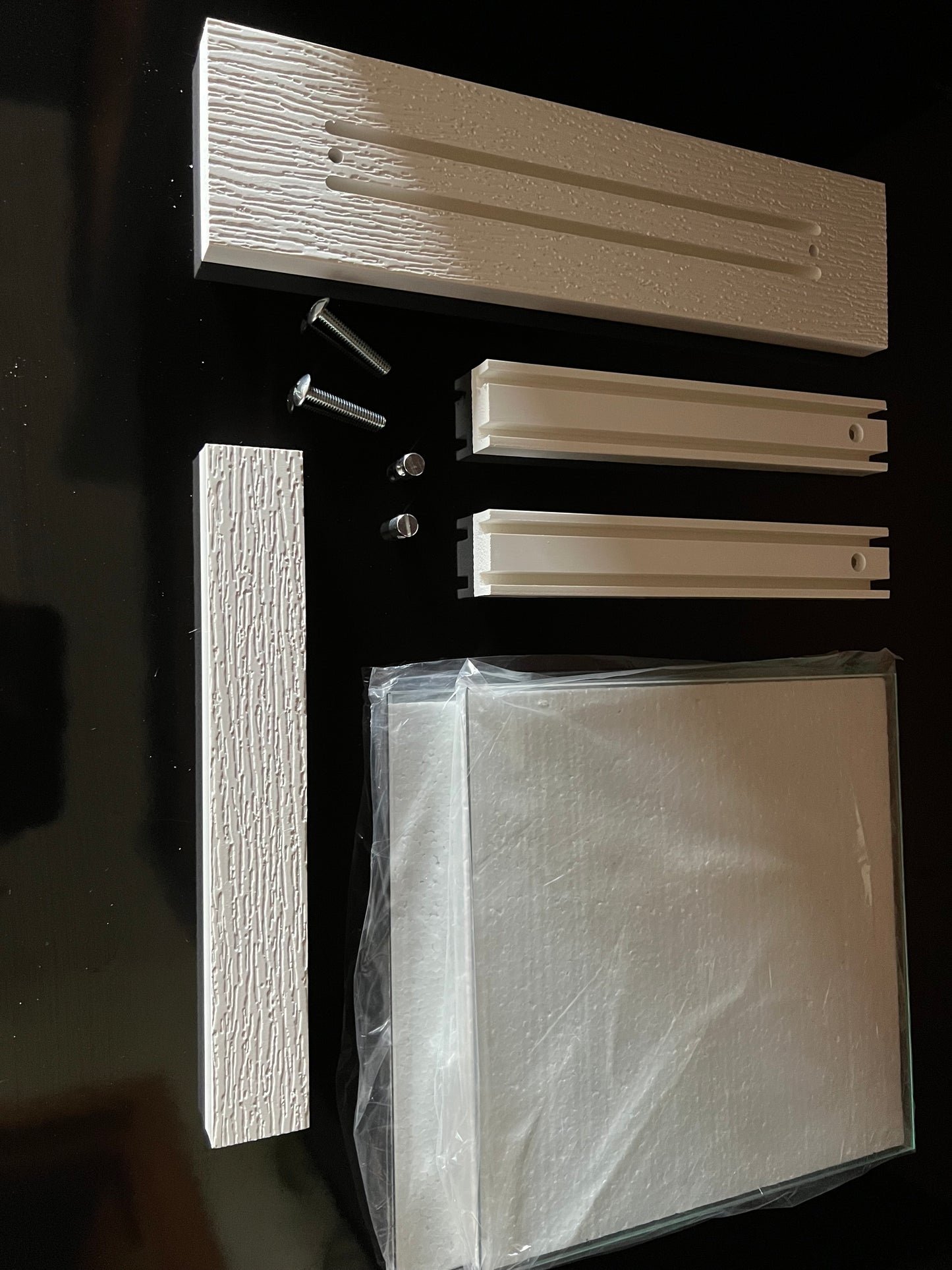 Wanderer Window with Stand and 4 Space Dividers