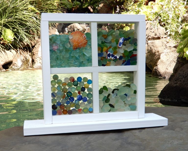 Wanderer Window with Stand and 4 Space Dividers